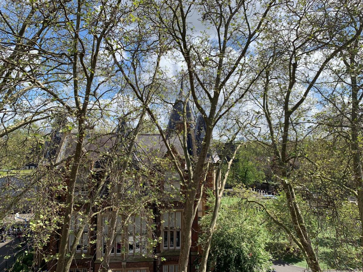 Lovely Apartment In Victoria Park Village ロンドン エクステリア 写真