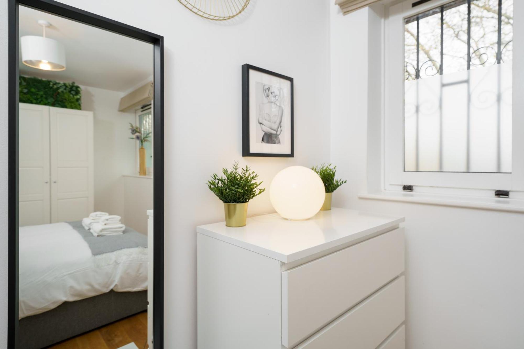 Lovely Apartment In Victoria Park Village ロンドン エクステリア 写真