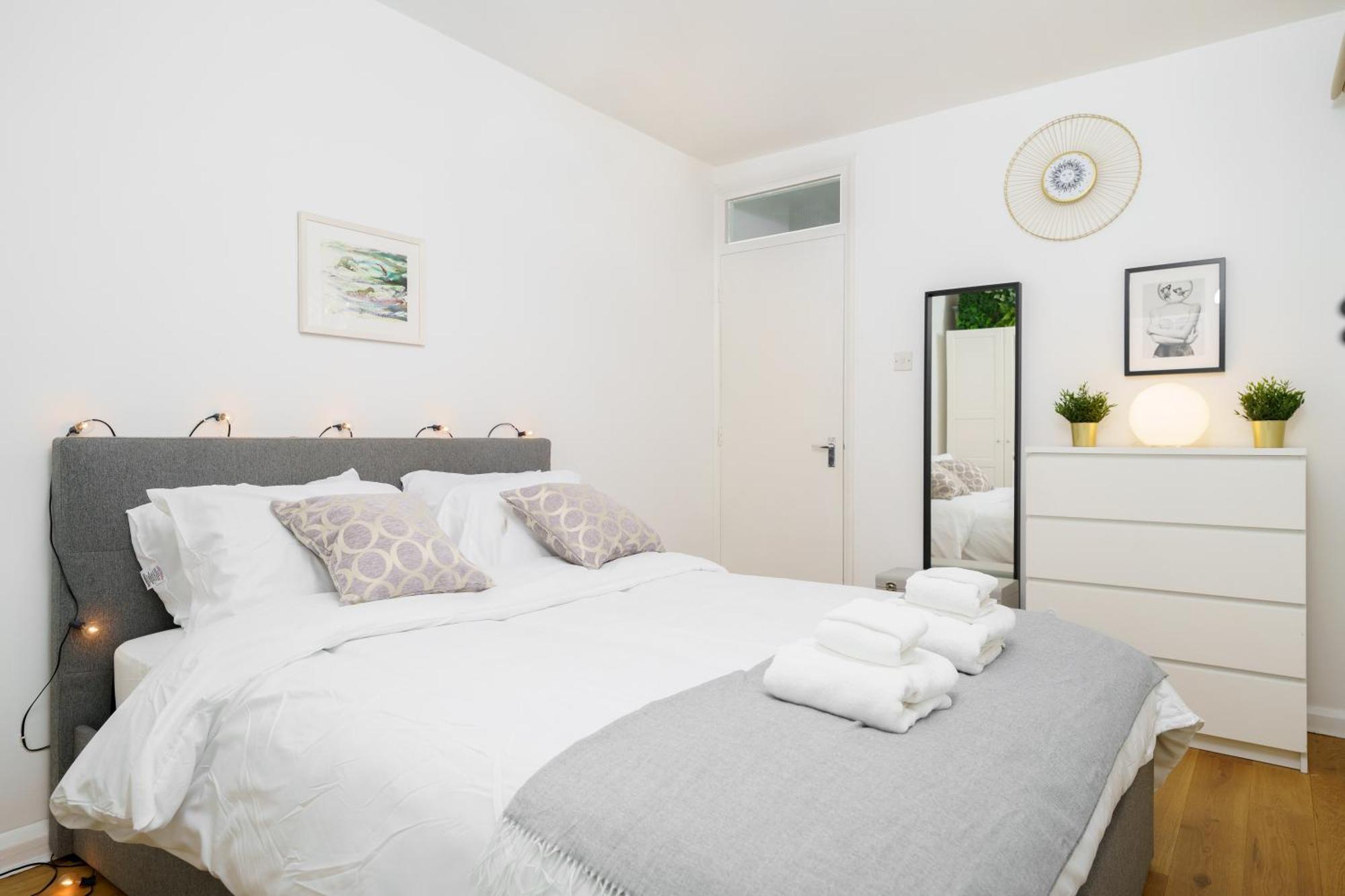 Lovely Apartment In Victoria Park Village ロンドン エクステリア 写真