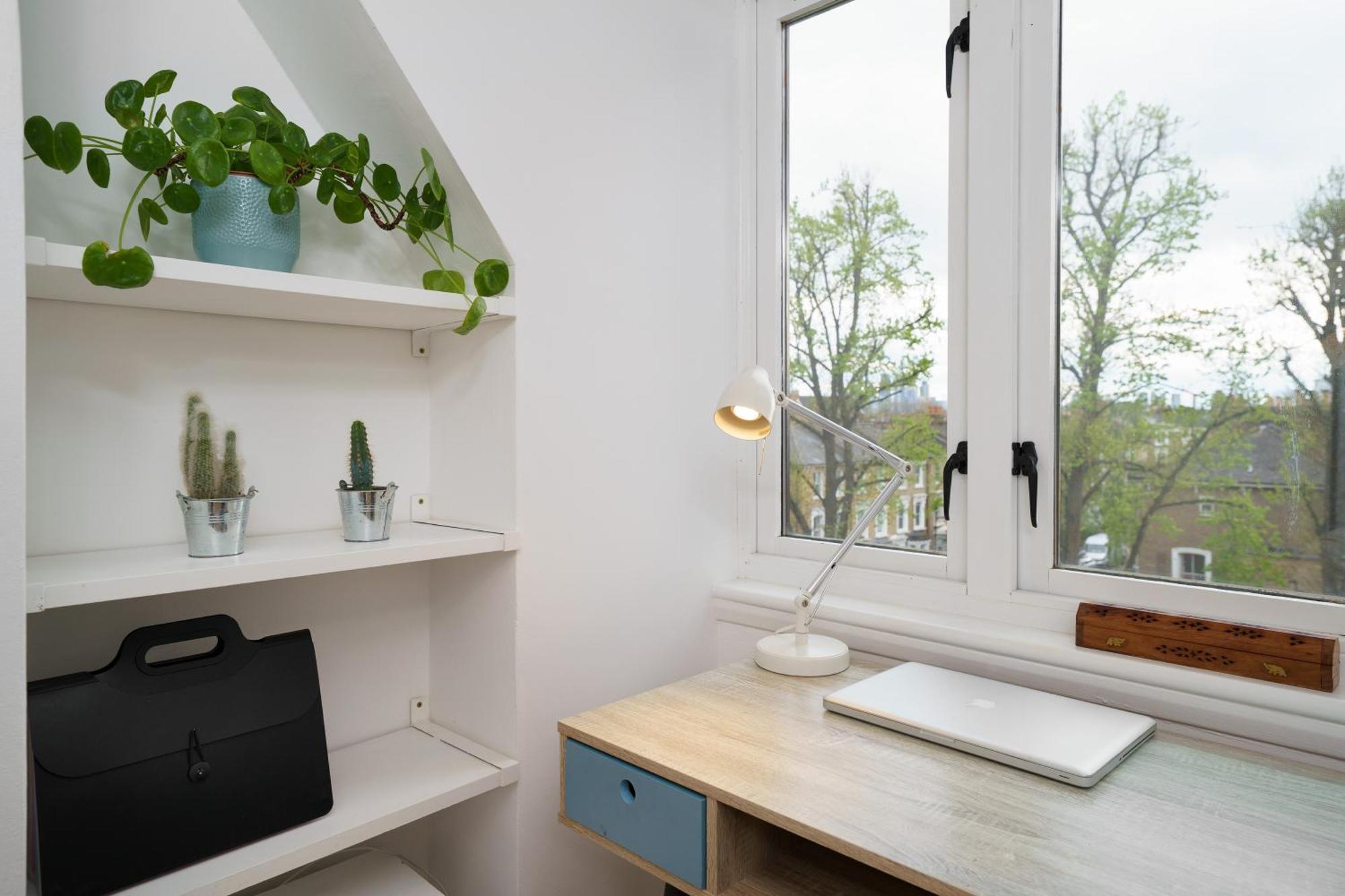 Lovely Apartment In Victoria Park Village ロンドン エクステリア 写真